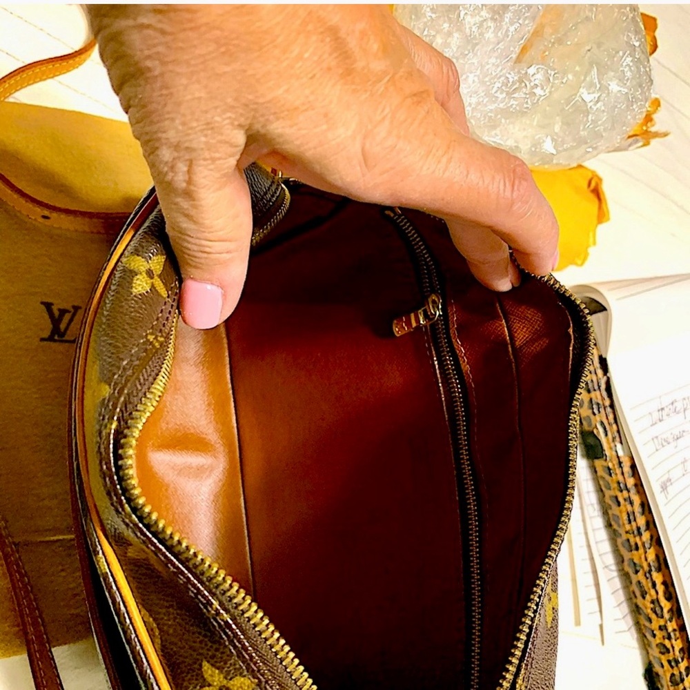 Authentic Louis Vuitton Tracadero 27 Monogram - Picture 4 of 13